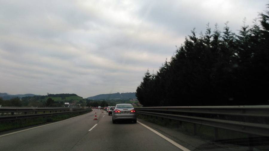 Retenciones kilométricas en la Y por las obras para tapar baches