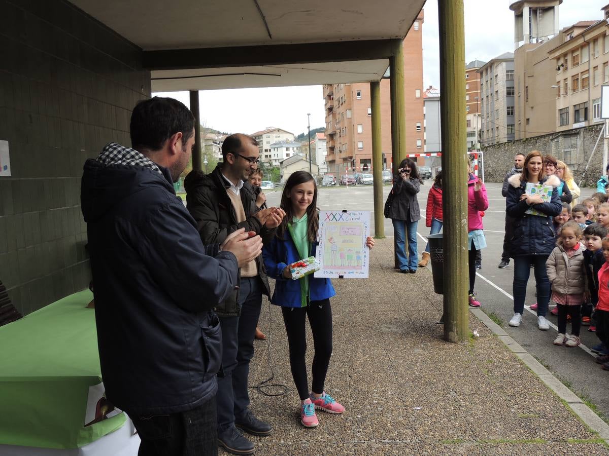 Un nuevo olmo en el patio del colegio Alejandro Casona, de Cangas del Narcea