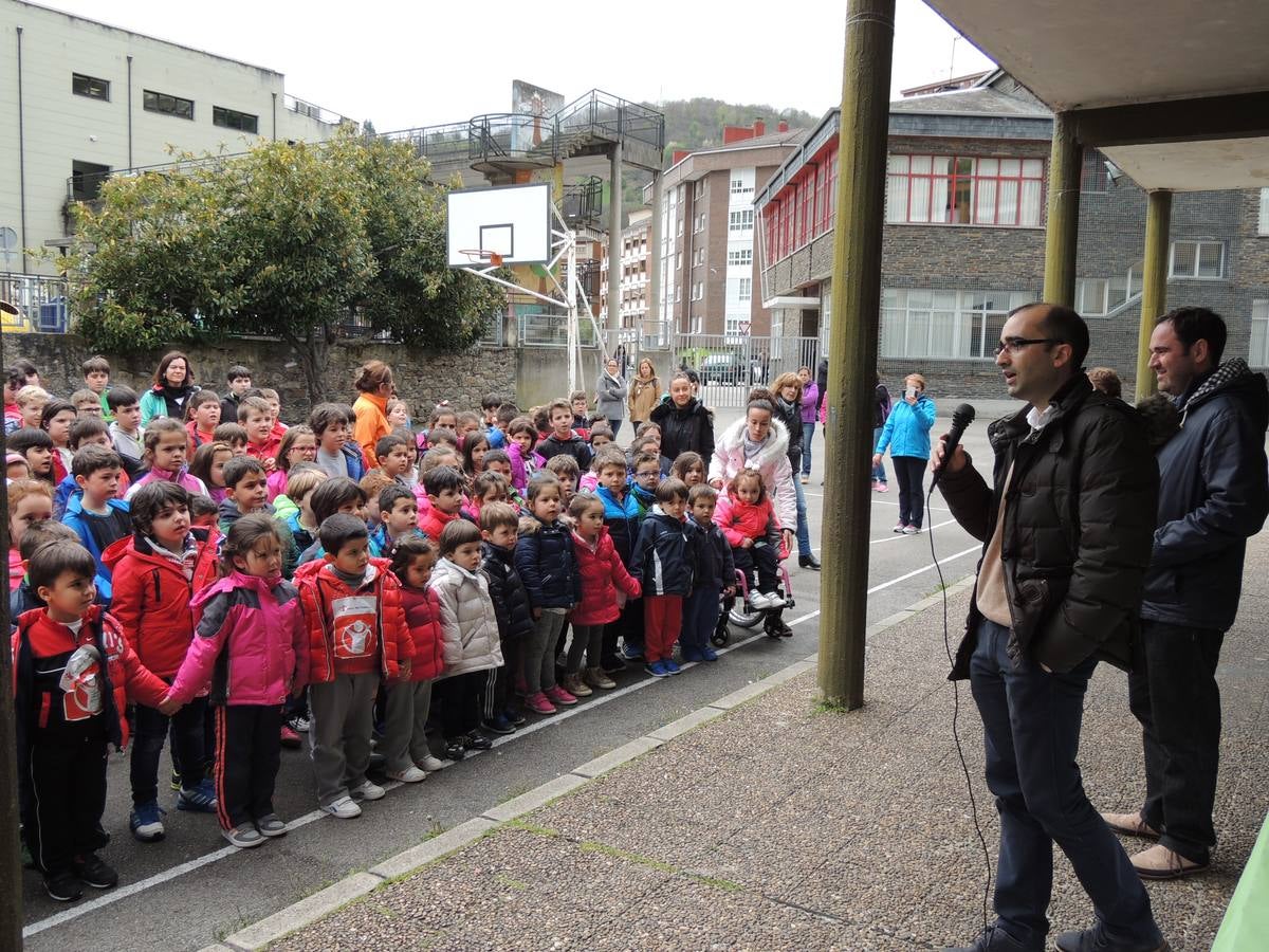 Un nuevo olmo en el patio del colegio Alejandro Casona, de Cangas del Narcea