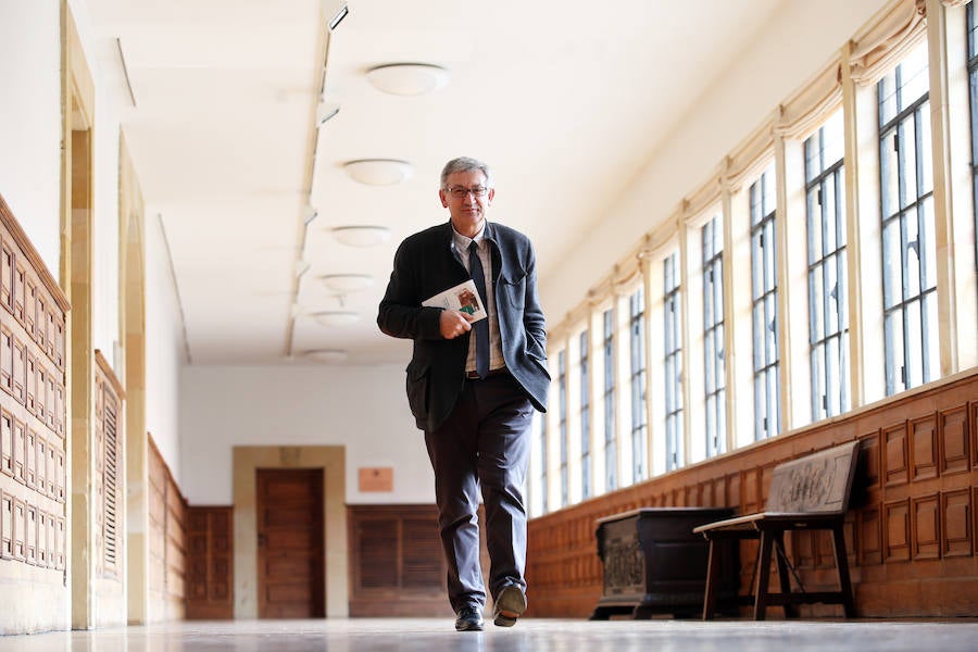 Santiago García Granda estrena su despacho de rector