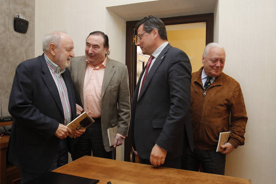 José Luis Balbín, primer Colegiado de Honor del Colegio de Periodistas de Asturias