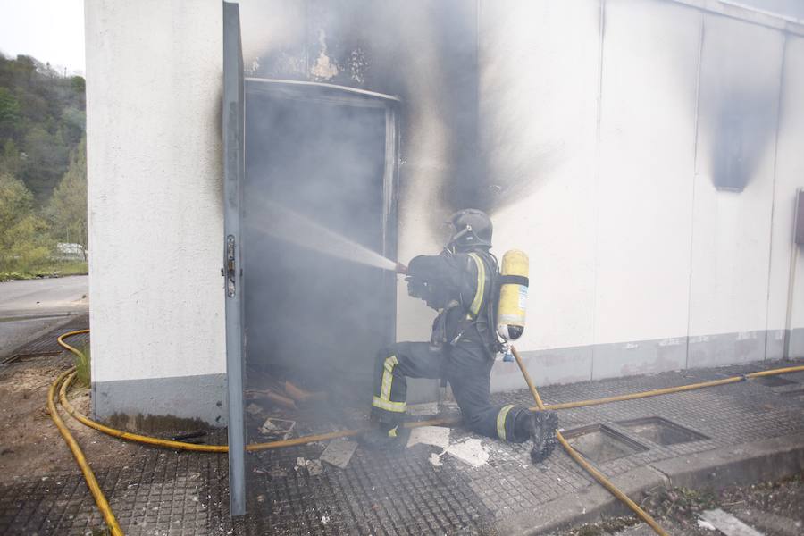 Las llamas destrozan una gasolinera abandonada en el polígono de La Florida