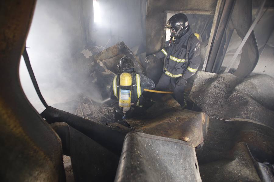 Las llamas destrozan una gasolinera abandonada en el polígono de La Florida