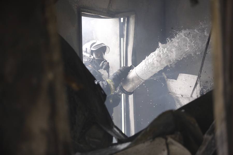 Las llamas destrozan una gasolinera abandonada en el polígono de La Florida