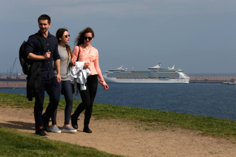 Primera escala gijonesa del &#039;Navigator of the Seas&#039;