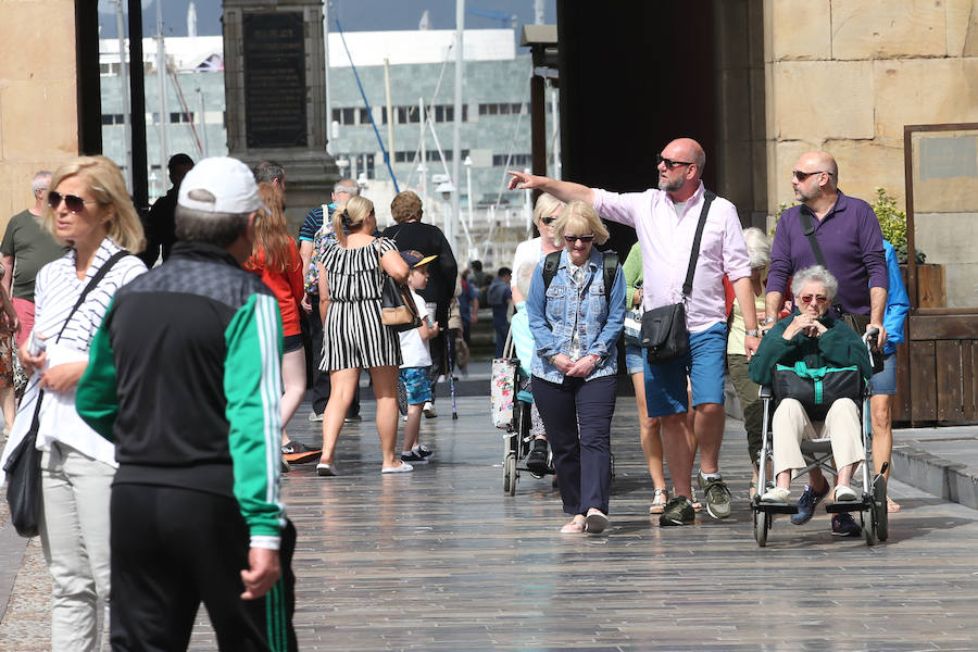 Primera escala gijonesa del &#039;Navigator of the Seas&#039;