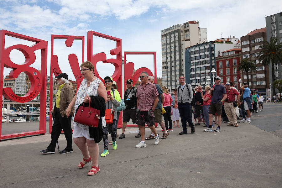 Primera escala gijonesa del &#039;Navigator of the Seas&#039;