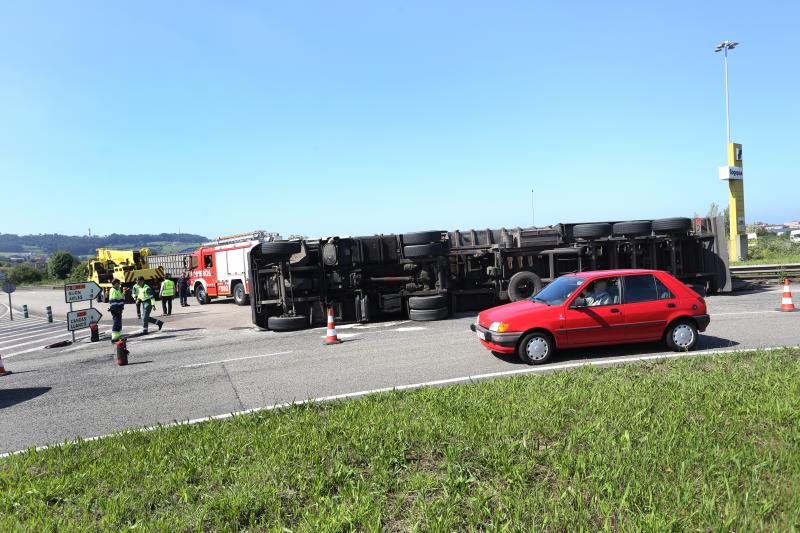 Vuelca un camión en la rotonda de Tremañes