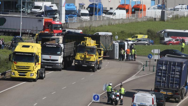 Vuelca un camión en la rotonda de Tremañes