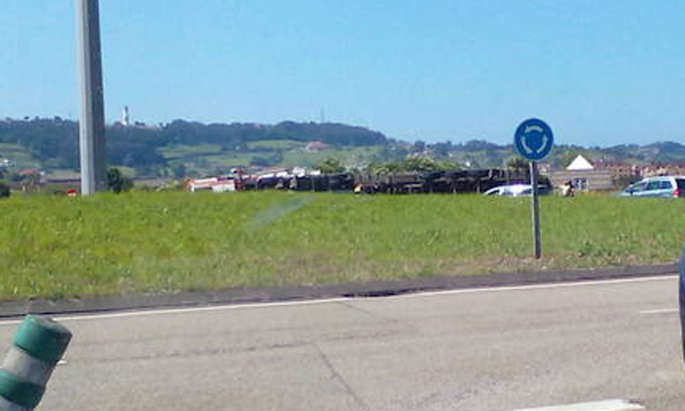 Vuelca un camión en la rotonda de Tremañes