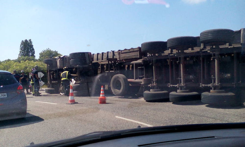 Vuelca un camión en la rotonda de Tremañes