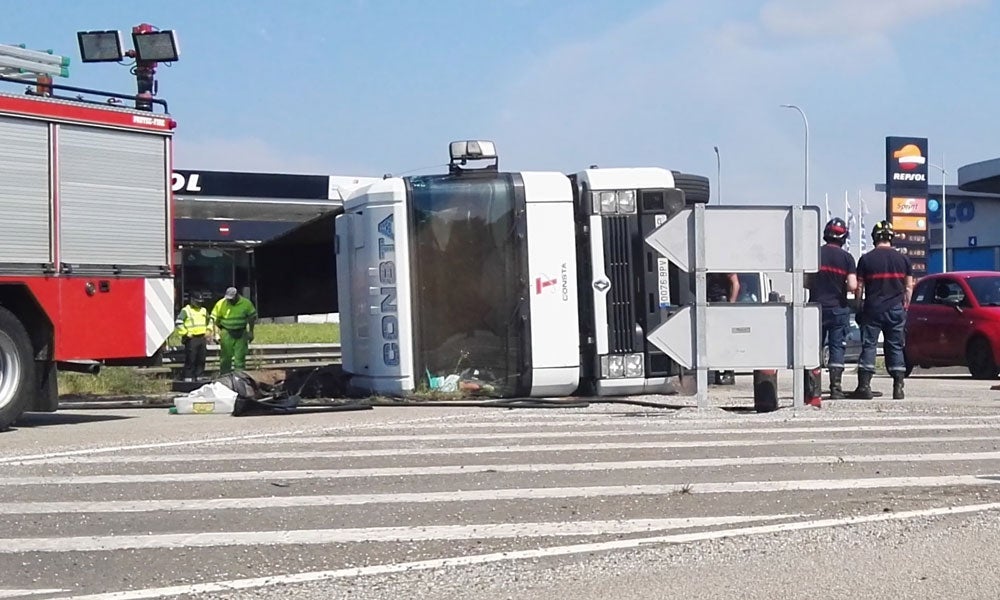Vuelca un camión en la rotonda de Tremañes