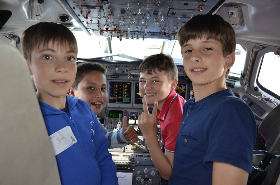 Diez alumnos de Oscos-Eo disfrutan de un bautismo aéreo con Volotea