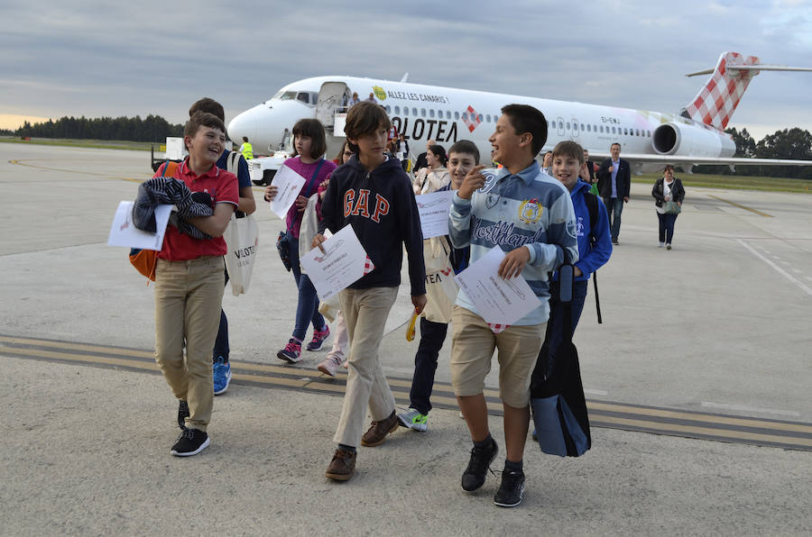 Diez alumnos de Oscos-Eo disfrutan de un bautismo aéreo con Volotea