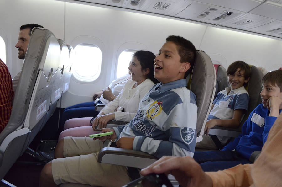 Diez alumnos de Oscos-Eo disfrutan de un bautismo aéreo con Volotea