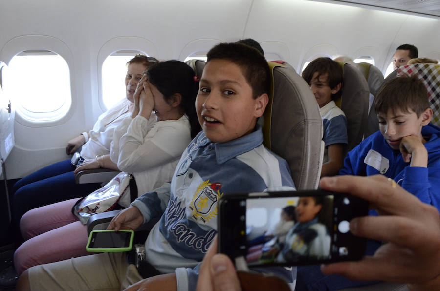 Diez alumnos de Oscos-Eo disfrutan de un bautismo aéreo con Volotea