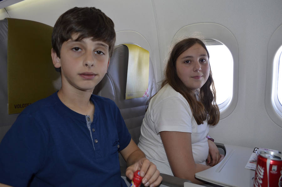 Diez alumnos de Oscos-Eo disfrutan de un bautismo aéreo con Volotea