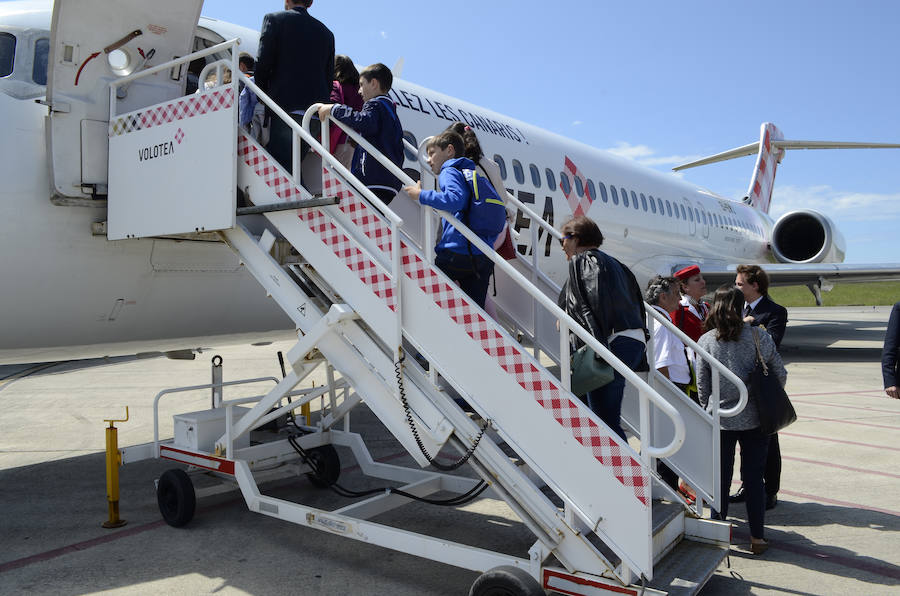 Diez alumnos de Oscos-Eo disfrutan de un bautismo aéreo con Volotea