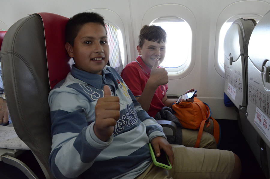 Diez alumnos de Oscos-Eo disfrutan de un bautismo aéreo con Volotea