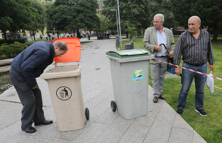 Continúan sacando cangrejos rojos en el estanque de la plaza de Europa