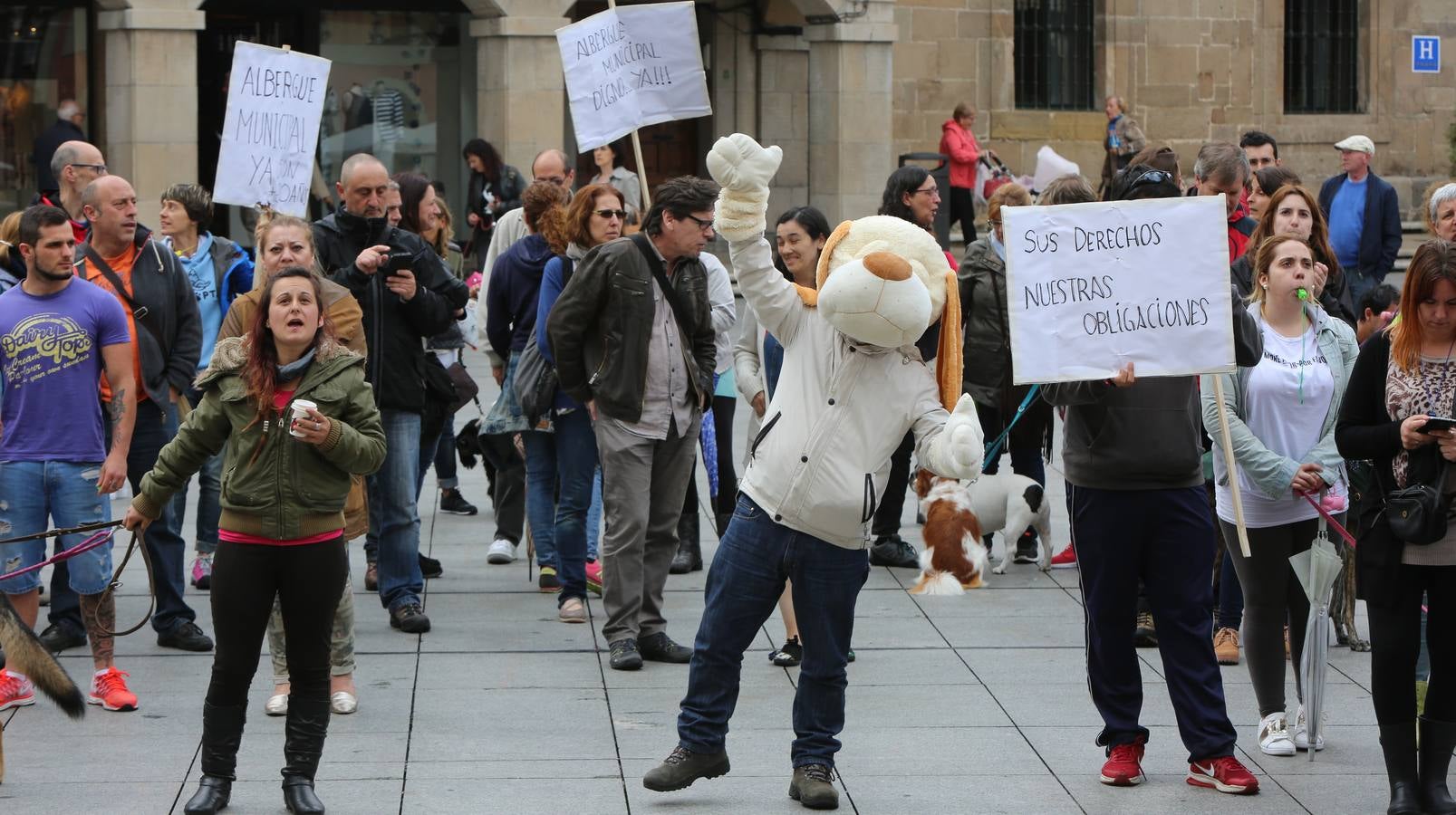 Concentración a favor de una perrera en Avilés