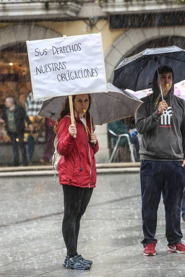 Concentración a favor de una perrera en Avilés