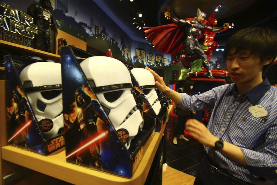 Turista ojea caretas de la película de Star Wars en la tienda Disney del nuevo parque temático de Disney en Shanghái.