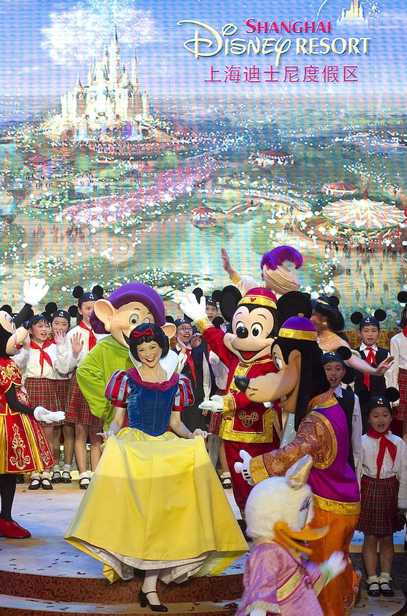 Blancanieves rodeada de otros personajes Disney como Goofy, Mickey y Mudito en una actuación del nuevo parque temático de Disney en Shanghái.