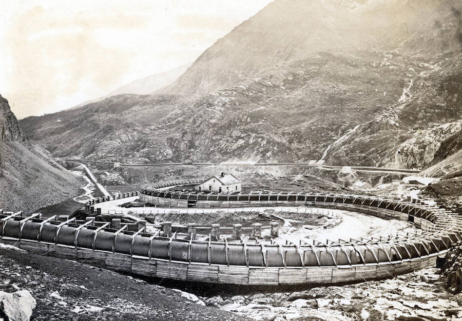 «Paso de los Alpes, Mont-Cenis, Francia. Trozo de vía férrea sistema Fell, cubierto para resguardo de las nieves». Álbum fotográfico de Cayetano Uhagón con motivo del viaje a la inauguración del Canal de Suez, 1869