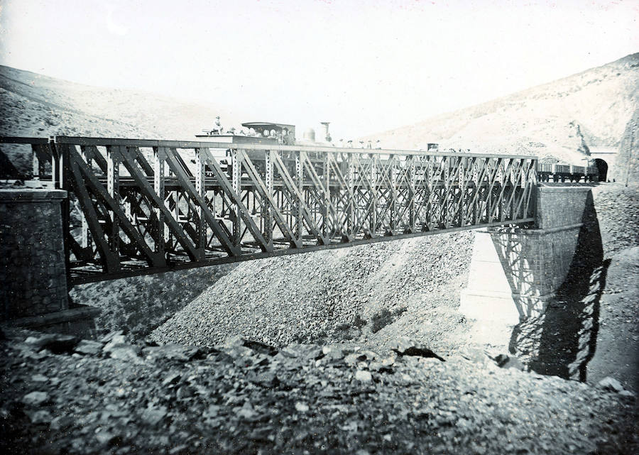 Puente y Túnel de Valdemoral. Álbum fotográfico de la línea Zafra-Huelva, 1889.