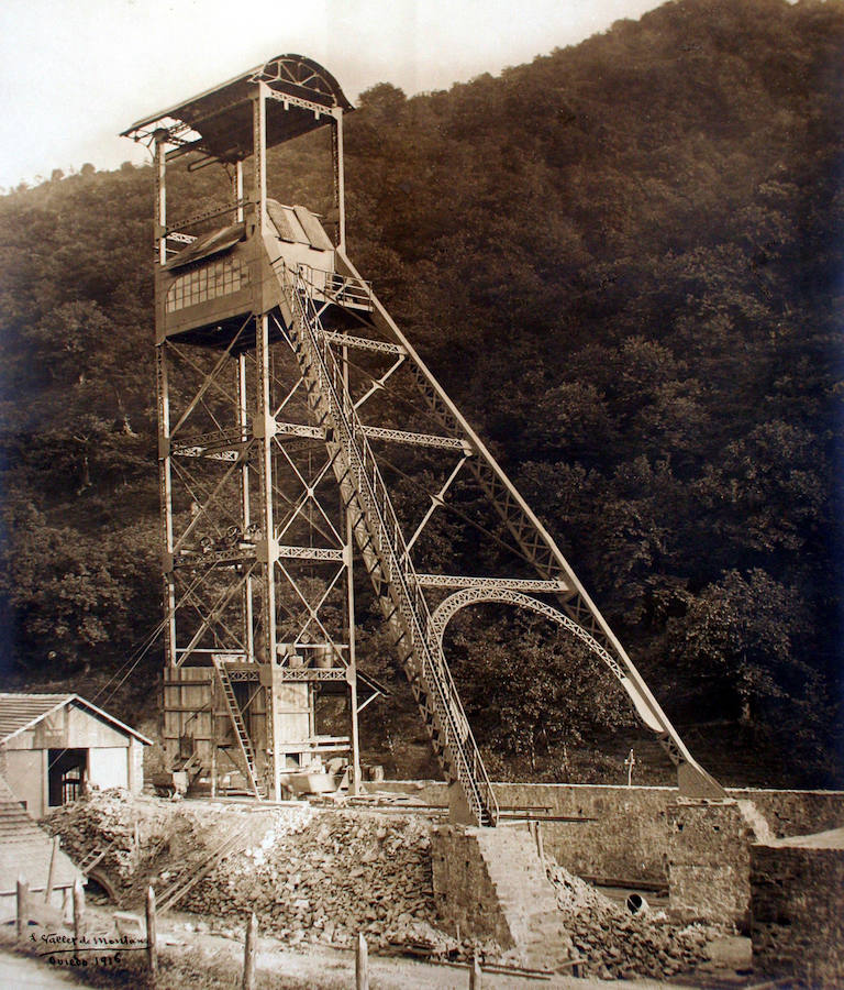Castillete del pozo principal de Santa Bárbara, de la Sociedad Hulleras de Turón, en La Rebaldana, Turón, Mieres 1916.