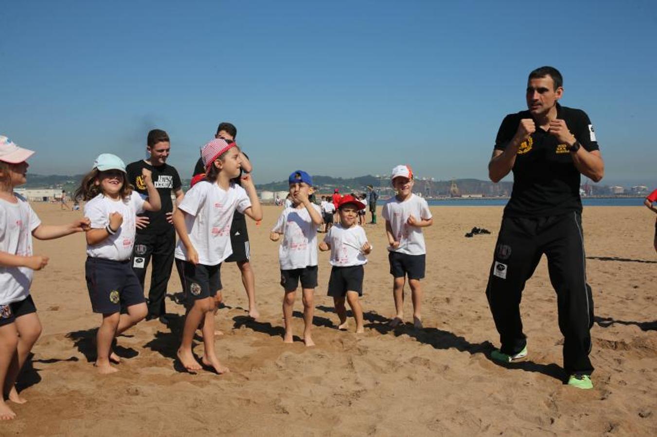 Juegos escolares en la playa de Poniente de Gijón