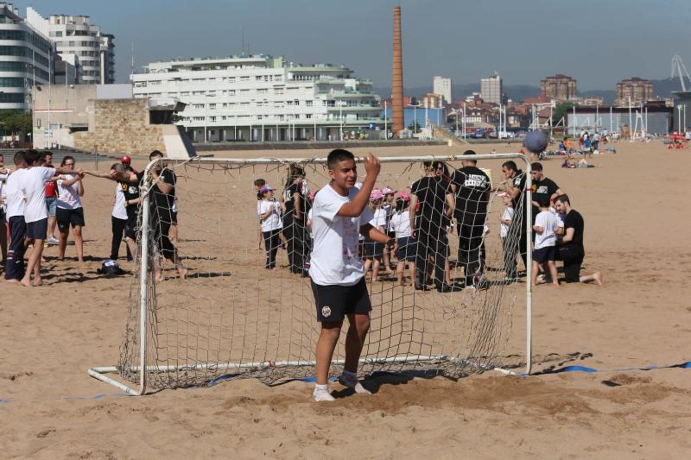 Juegos escolares en la playa de Poniente de Gijón