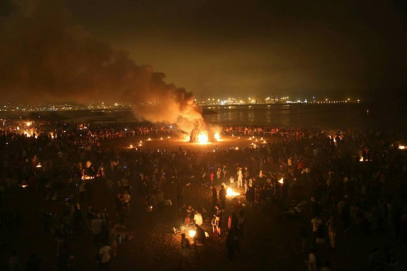 Gijón recibe con fuego al verano