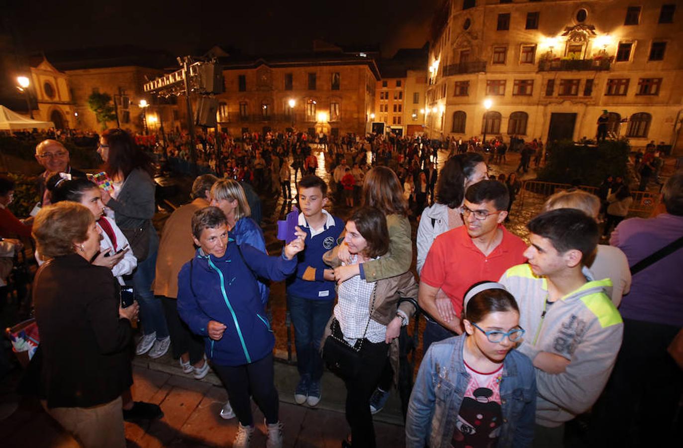 La lluvia no apaga la hoguera de San Juan en Oviedo