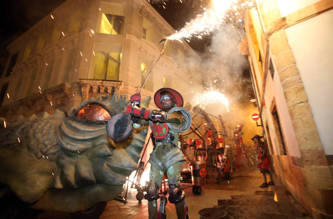 La lluvia no apaga la hoguera de San Juan en Oviedo