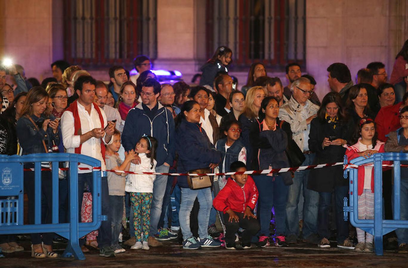 La lluvia no apaga la hoguera de San Juan en Oviedo
