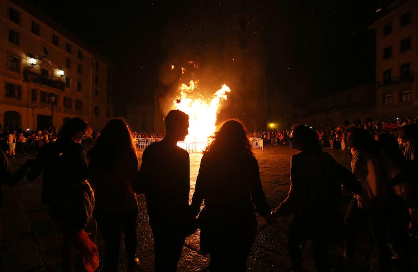 La lluvia no apaga la hoguera de San Juan en Oviedo