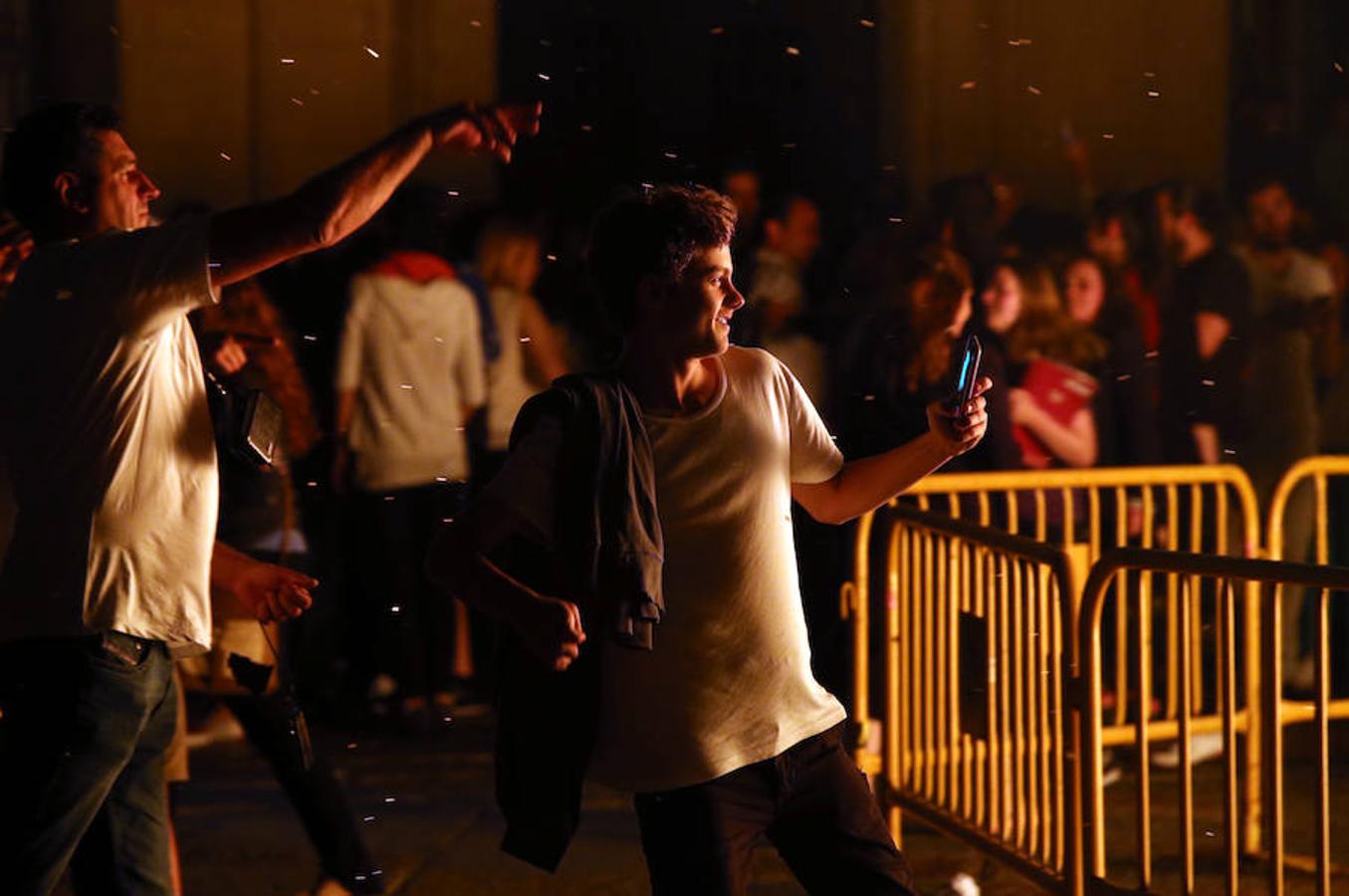 La lluvia no apaga la hoguera de San Juan en Oviedo