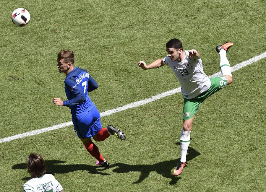 Francia vence a Irlanda