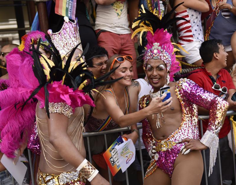 Las marchas del Orgullo colorean las calles