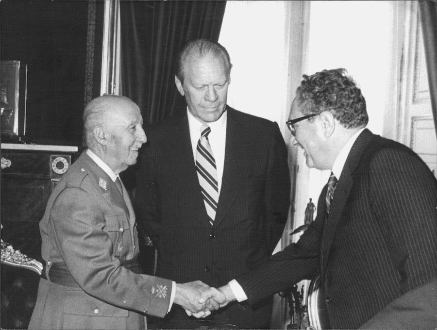 Francisco Franco estrecha la mano del por entonces secretario de Estado de EE UU, Henry Kissinger, en presencia del presidente Gerald Ford.