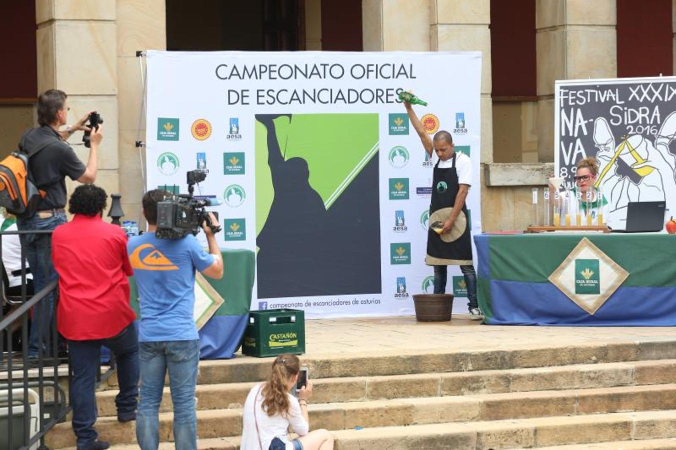 Salvador Ondó gana el Concurso de Escanciadores de Nava