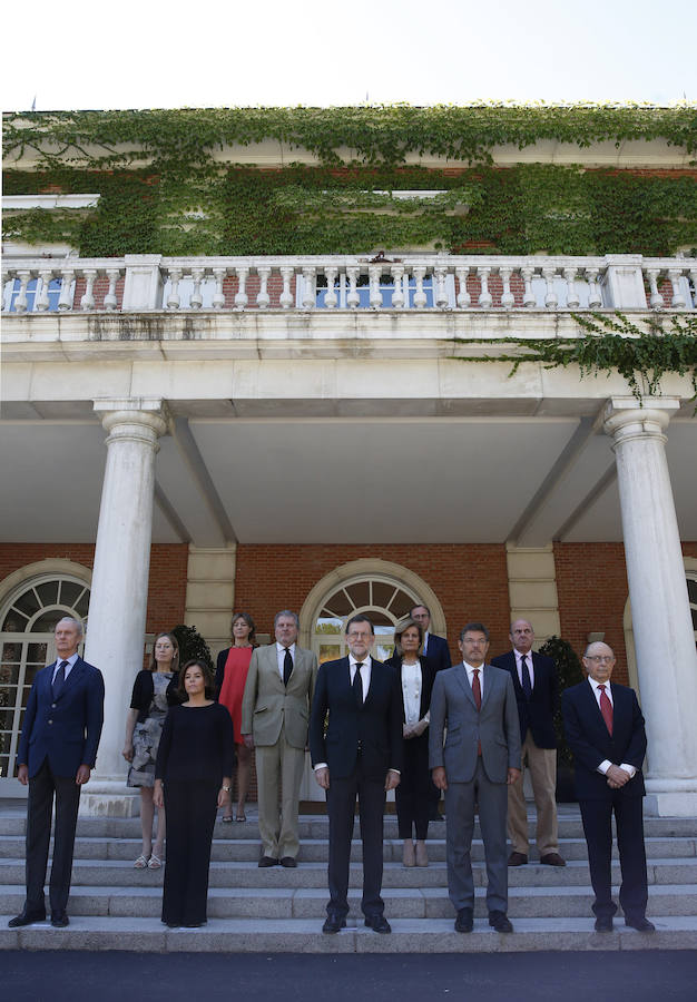 El presidente del Gobierno en funciones, Mariano Rajoy, y sus ministros guardan un minuto de silencio en el Palacio de la Moncloa.