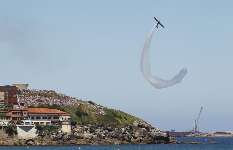 El Festival Aéreo ruge en el cielo de Gijón