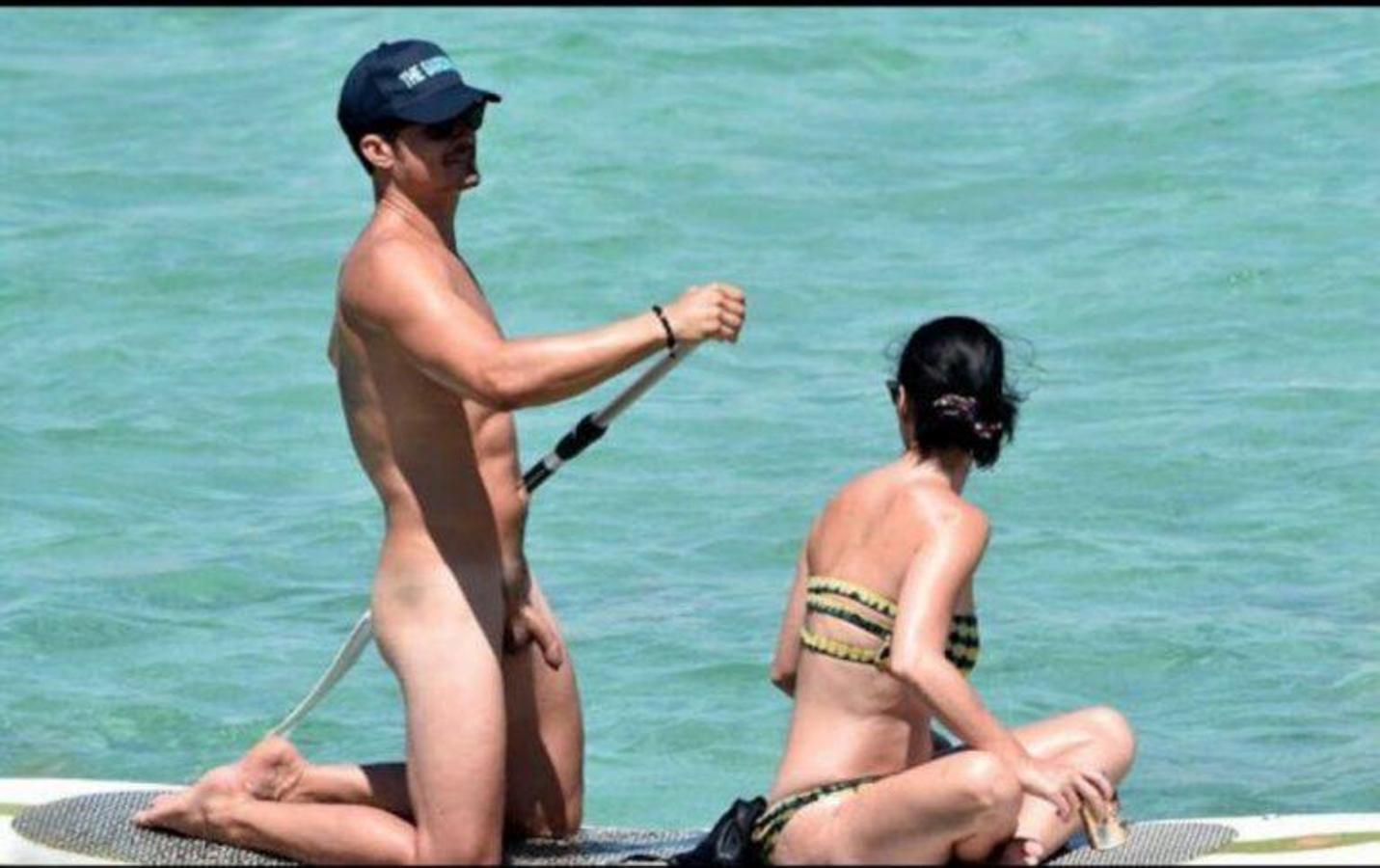 Orlando Bloom rema completamente desnudo junto a Katy Perry en Cerdeña