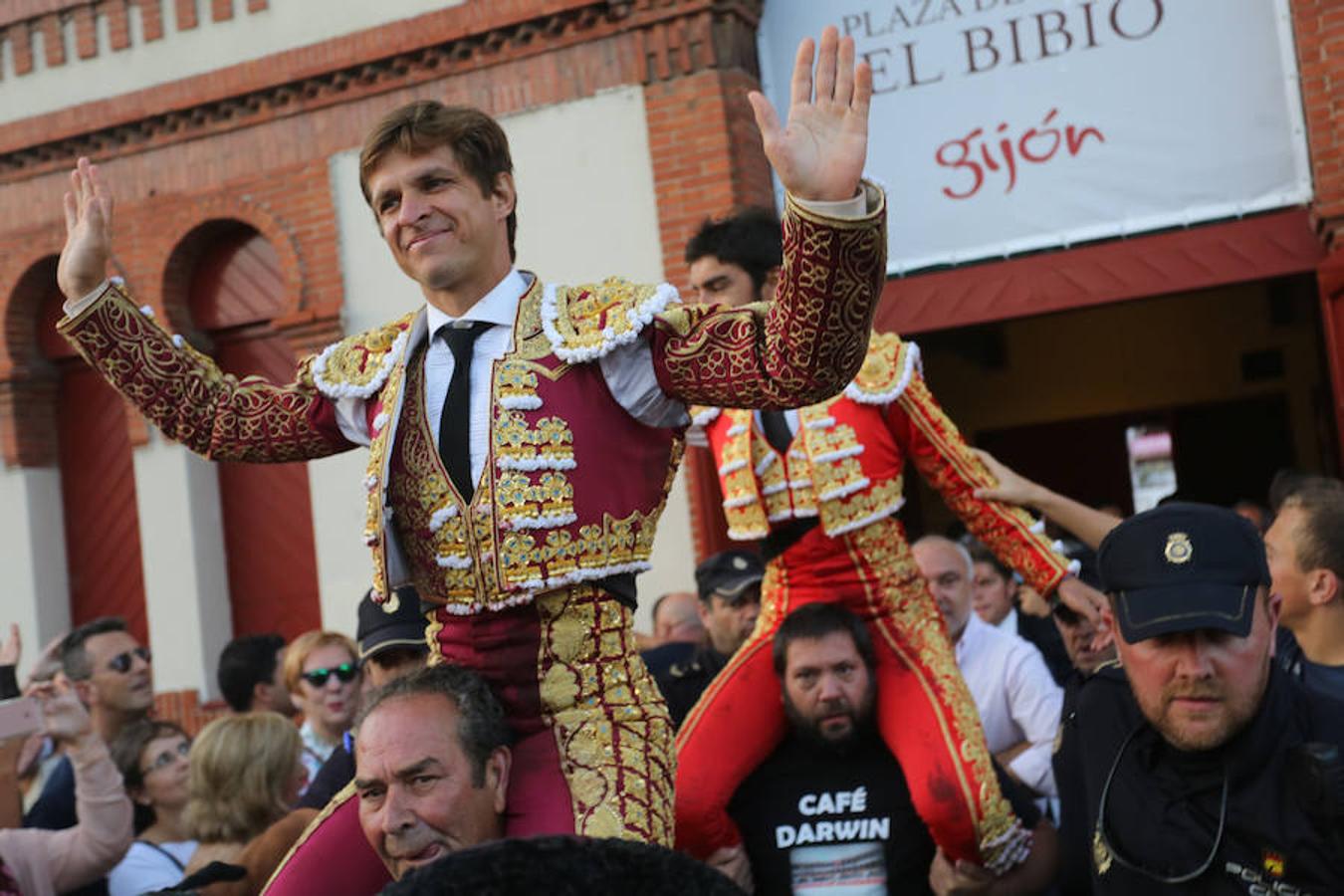 &#039;El Juli&#039; y Perera salen por la puerta grande de El Bibio