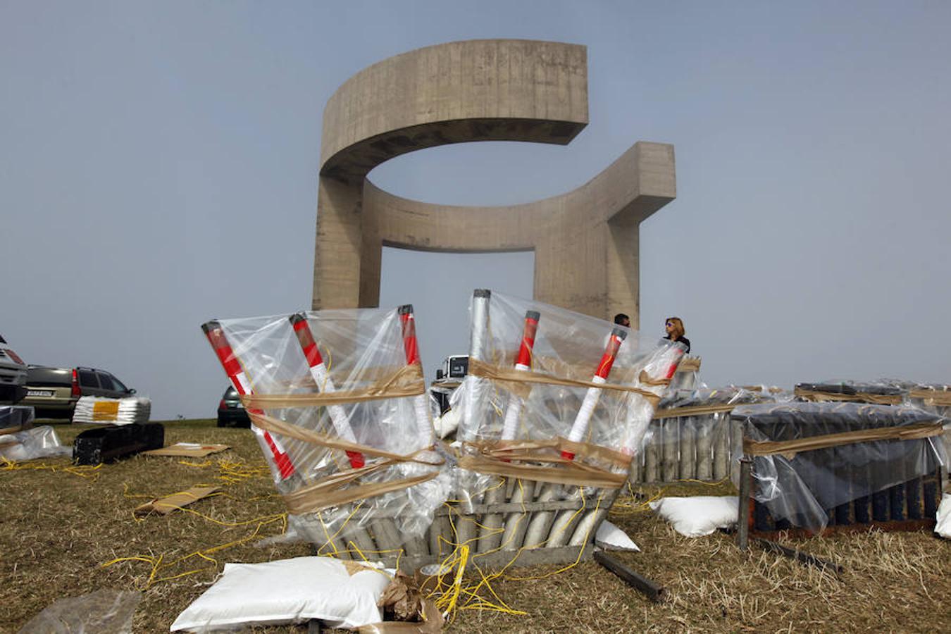 Preparativos para la noche de los fuegos de Gijón