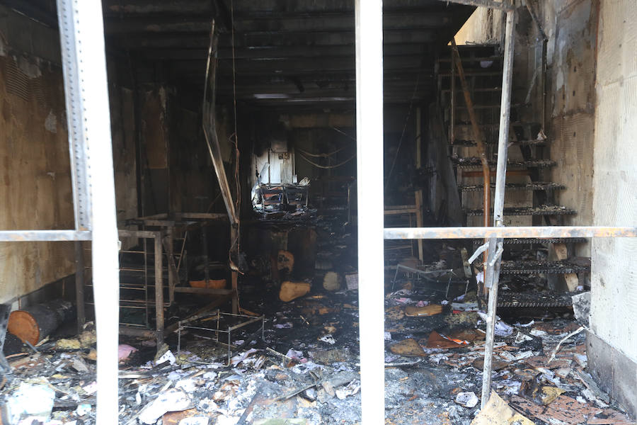 Cuatro heridos por inhalación de humo en un incendio urbano en Avilés