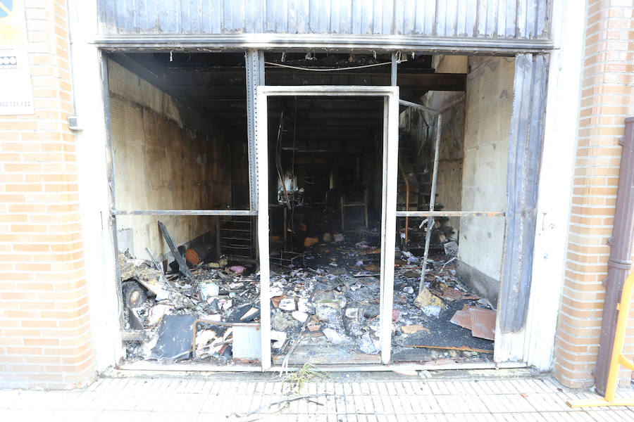 Cuatro heridos por inhalación de humo en un incendio urbano en Avilés